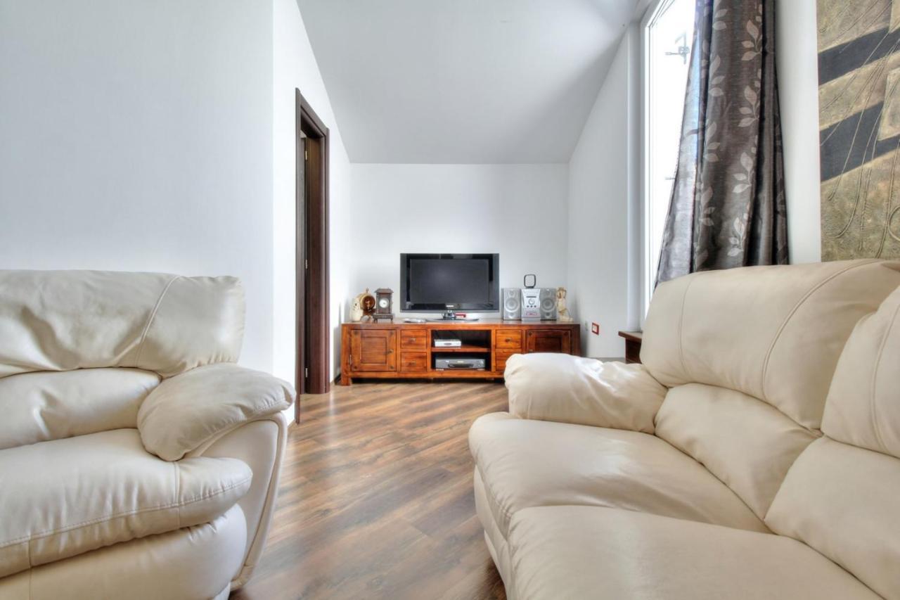 Apartments Suzy Umag Bagian luar foto
