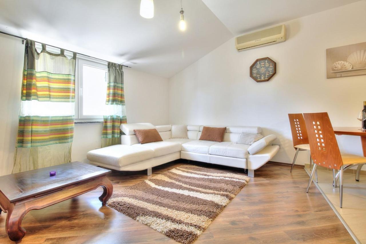 Apartments Suzy Umag Bagian luar foto
