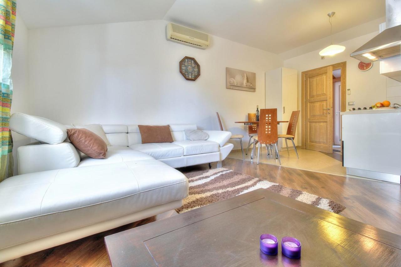 Apartments Suzy Umag Bagian luar foto