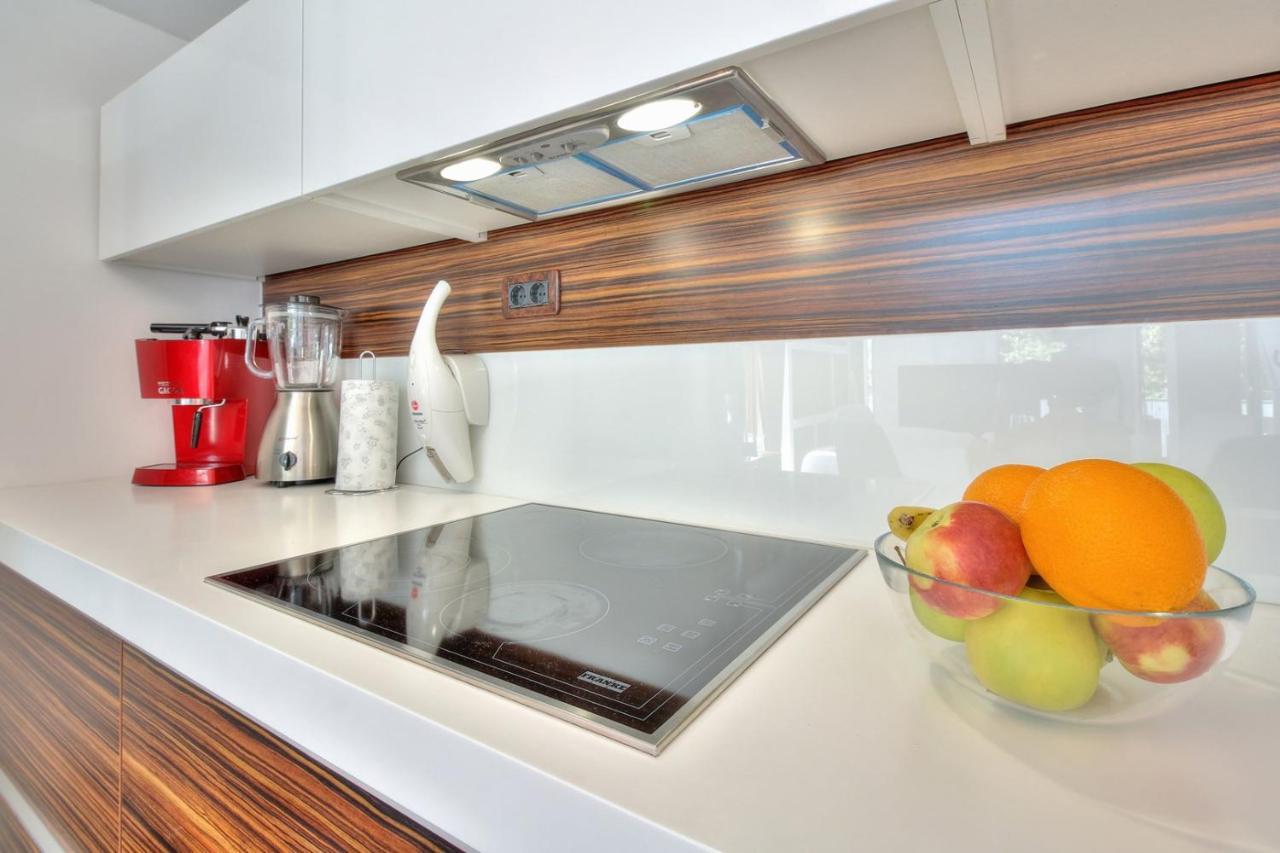 Apartments Suzy Umag Bagian luar foto
